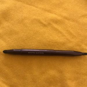 kevyn aucoin brush